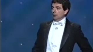 Rowan Atkinson spieva hymnu EU - Ódu na radosť
