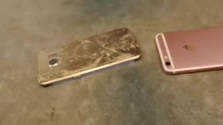Samsung Galaxy S7 Edge vs iPhone 6S (Test pádu)
