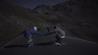 Nočný zjazd na longboardoch počas splnu (Francúzsko)