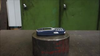 Nokia 3310 vs. hydraulický lis