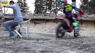 Motorkár na kúpalisku.