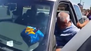 Dvaja okoloidúci sa postavili tyranovi
