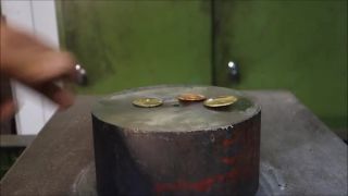 Hydraulický lis vs. mince