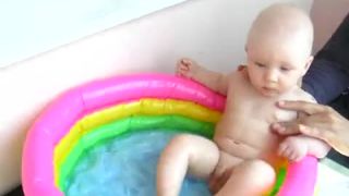 Prvé kúpanie bábätka v bazéniku