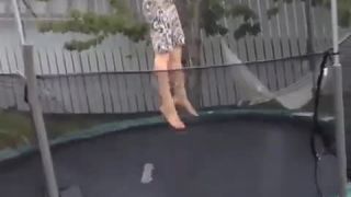 Trampolína mu uvalila