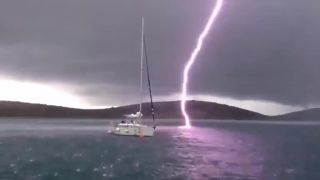 Prvá búrka počas plavby na jachte