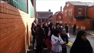 Anglické deti skandujú Allah Akbar