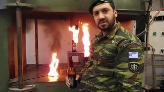 Molotovov koktail vs. hydraulický lis