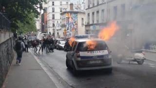 Ako si protestujúci policajtov podali (Paríž)