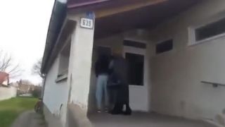 Zúfalé dievčatko vytrhli mame priamo z náručia!