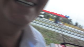Jaroslavě Brokešové se chce u pumpy na záchod.