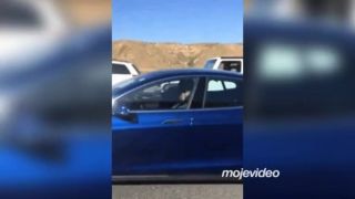 Pomalá cesta v zápche autom Tesla Model S 