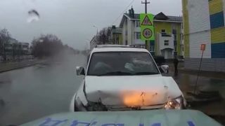 Opilec nabúral čelne do policajtov