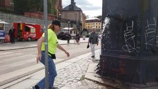 Jaroslava Brokešová pumpuje vodu ☺