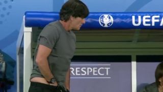 Joachim Löw si ovoniaval genitálie a zadok