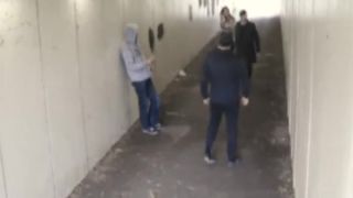 Dvaja provokatéri mu v podchode napadli priateľku!