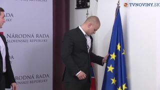 "Daj preč tú modrú handru" - Marian Kotleba