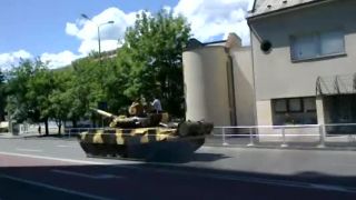 T-72 (T - 100A 1000HP engine) cez mesto P.BYSTRICA po ceste I/