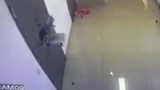 Ruský väzeň utiekol cez otvor pre jedlo