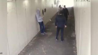 Neser koho nepoznaš v podchode