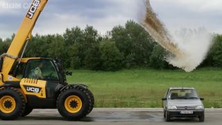 4000 litrov vody vs. Peugeot 205