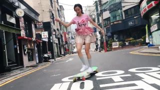 Ko Hyojoo brázdi ulice Soulu na longboarde