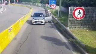 Ženská za volantom (cúvanie)