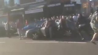 Bežný deň v Anglicku, so supermanom na konci