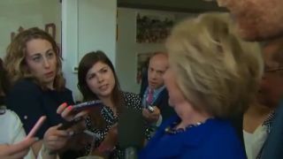 Hillary Clinton má záchvat počas interview.