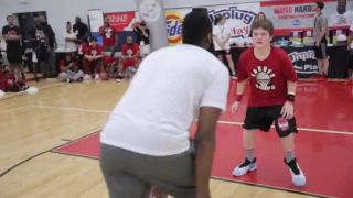 Basketbalista James Harden baví deti v tábore