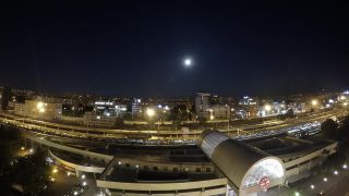 Časozberné video Mesiaca nad Petržalkou.