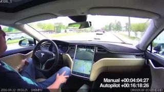 Autopilot Tesla vs manuálna riedenie