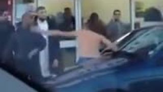 Skupina muslimov napadla biely pár (Anglicko)