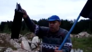 Poliak páli vlajku islamského štátu