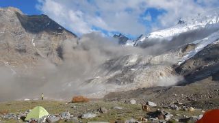 Masívna lavína na pohorí Zanskar (India)