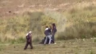 Imigranti brutálne ukamenovali policajta