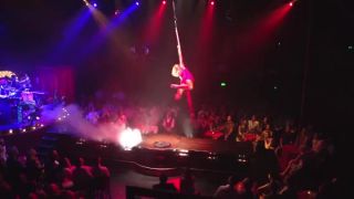 Sexy pole dance tanečnica na nestabilnej tyči