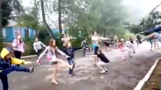 Chlap so samopalom riadi rannú rozcvičku detí na Ukrajine