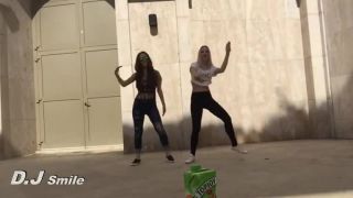 Sexi slečinky predvádzajú ako sa tancuje na elektro-house