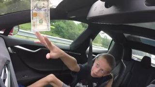 Chyť si svojich 100 dolárov.
