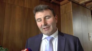 Bašternák jazdí na Veyrone, šéf Finančnej správy nevidí 