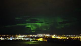 Polárna žiara nad islandským Reykjavíkom