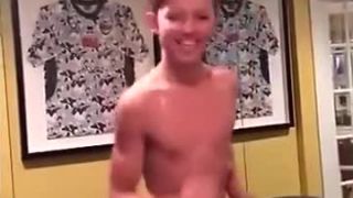 Jacob Sartorius cvičí