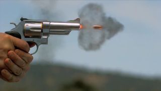 .44 Magnum vs. balistická želatína (spomalené zábery)