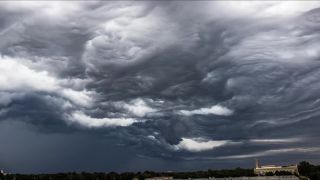 Ojedinelé a nádherné oblaky Undulatus asperatus