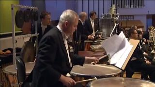 Bubeník v orchestri si vyrobil problém