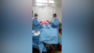 Doktor a sestrička tancujú počas operácie (Kolumbia)
