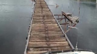 Most nad riekou Vitim je riadny adrenalín