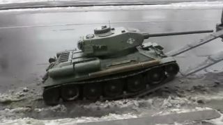 S tankom zaparkoval rovno do auta