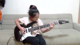 10 ročná gitaristka s neuveritelným talentom